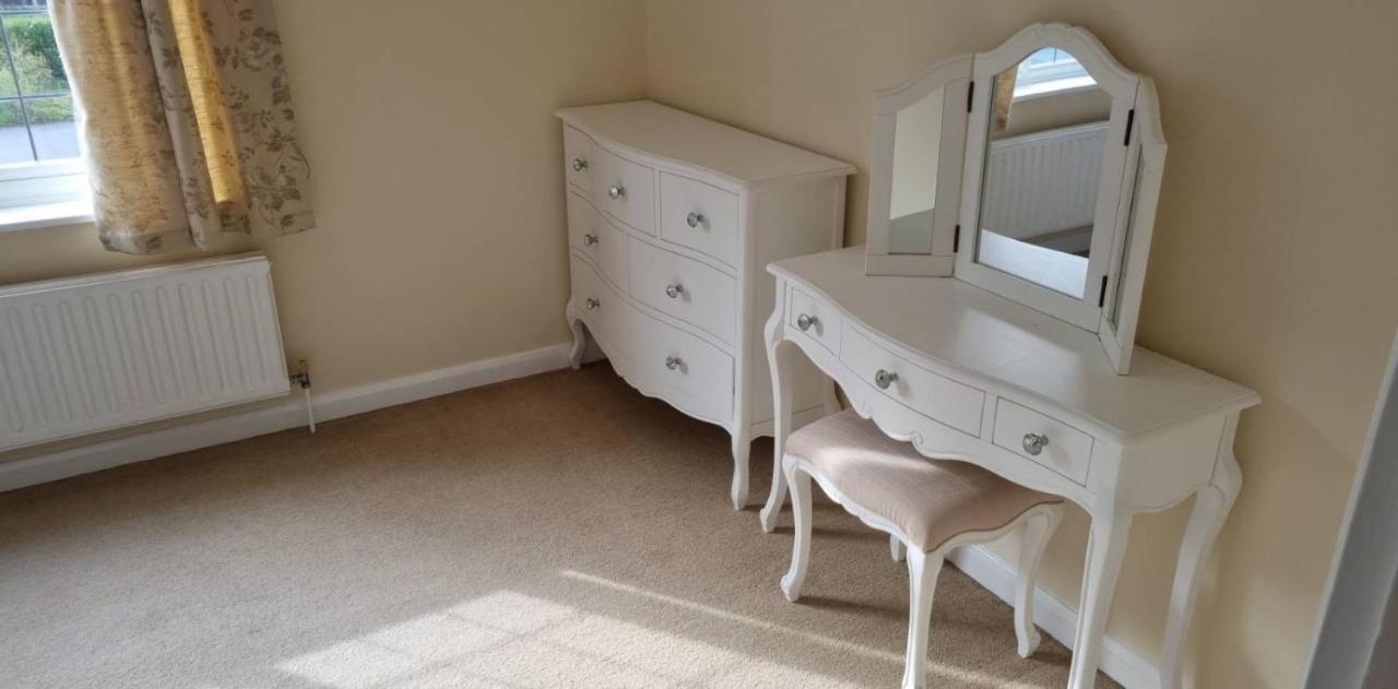 Lovely 2-Bedroom New Forest Apartment On A Farm New Milton Exteriör bild